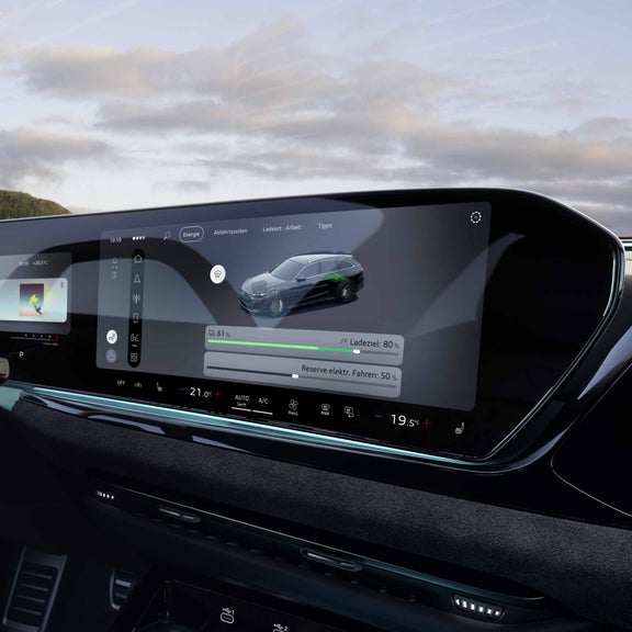 Nahaufnahme des MMI-Displays im A5 Avant e-hybrid. Auf diesem wird der aktuelle Ladezustand, sowie ein Slider zur Regelung der Reserve angezeigt.