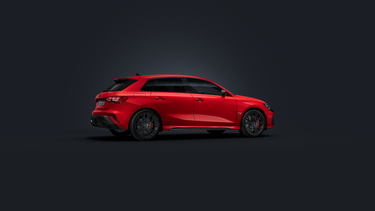 Audi RS 3 Sportback, sedd från sidan mot en mörk bakgrund.