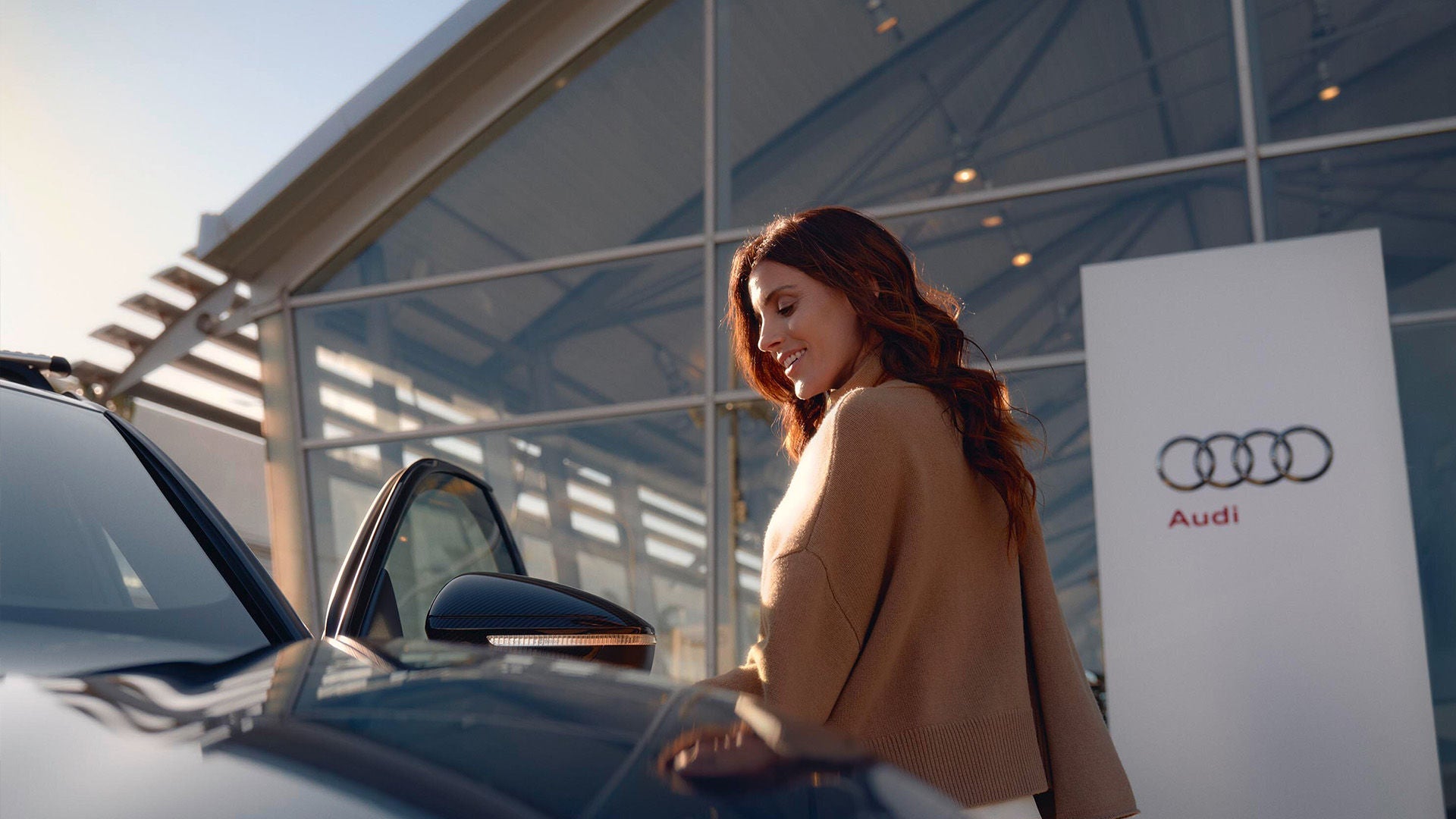 Una compradora de un Audi disfrutando del servicio de financiación Audi Opción. 