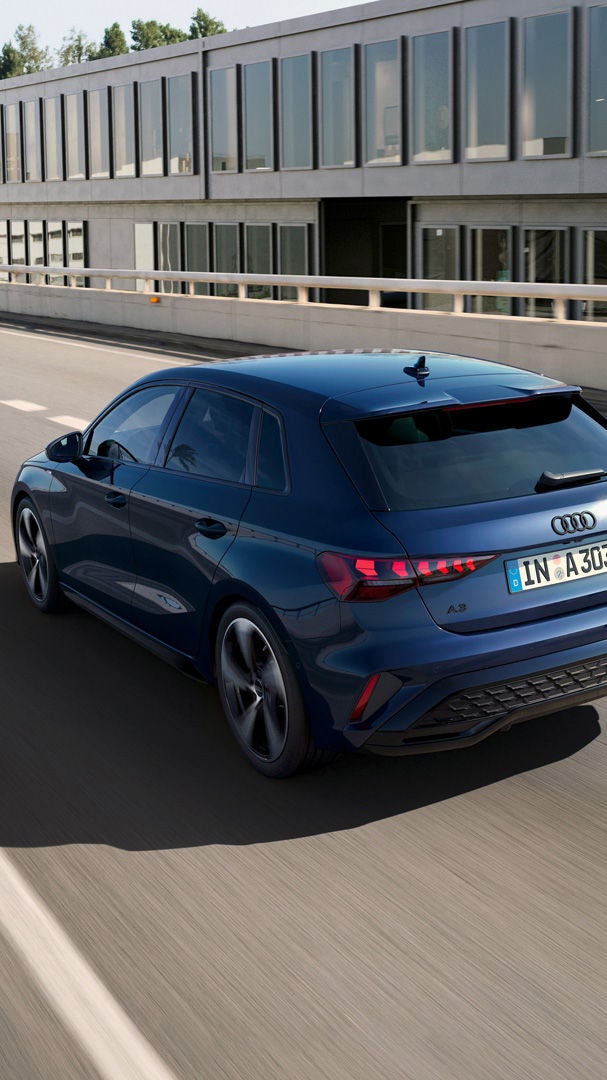 A3 Sportback e-hybrid quattro kör på en landsväg.