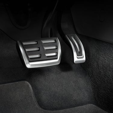 Närbild på broms och gaspedaler i en Audibil
