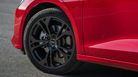 Foto del mantenimiento de neumáticos para vehículos híbridos enchufables de Audi. 