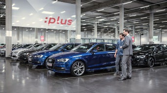 Gebrauchtwagen stehen in einem Laden zum Verkauf