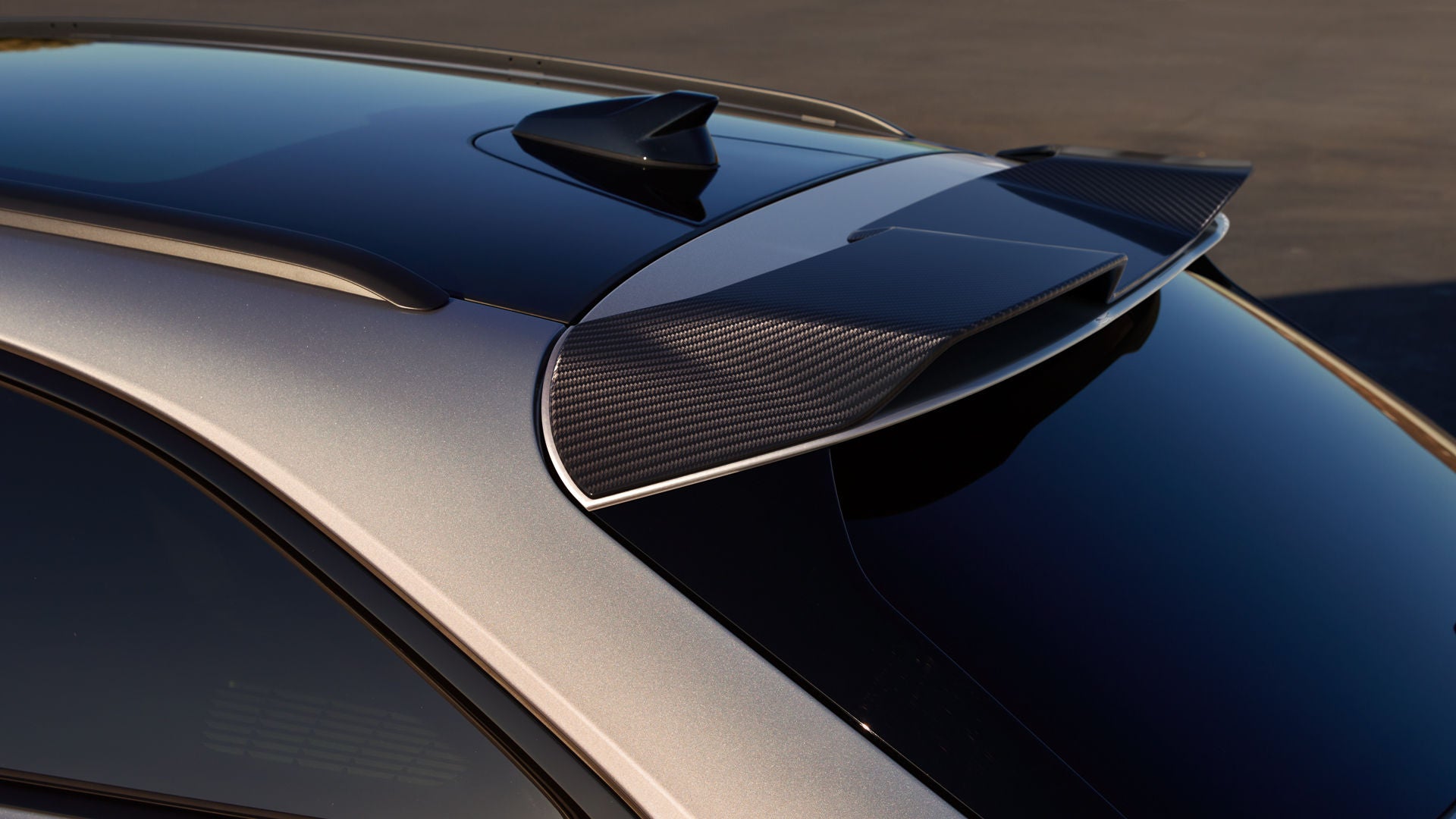 Blick von schräg oben auf das Heck des A5 Avant mit Fokus auf den Dachkantenspoiler aus Carbon.