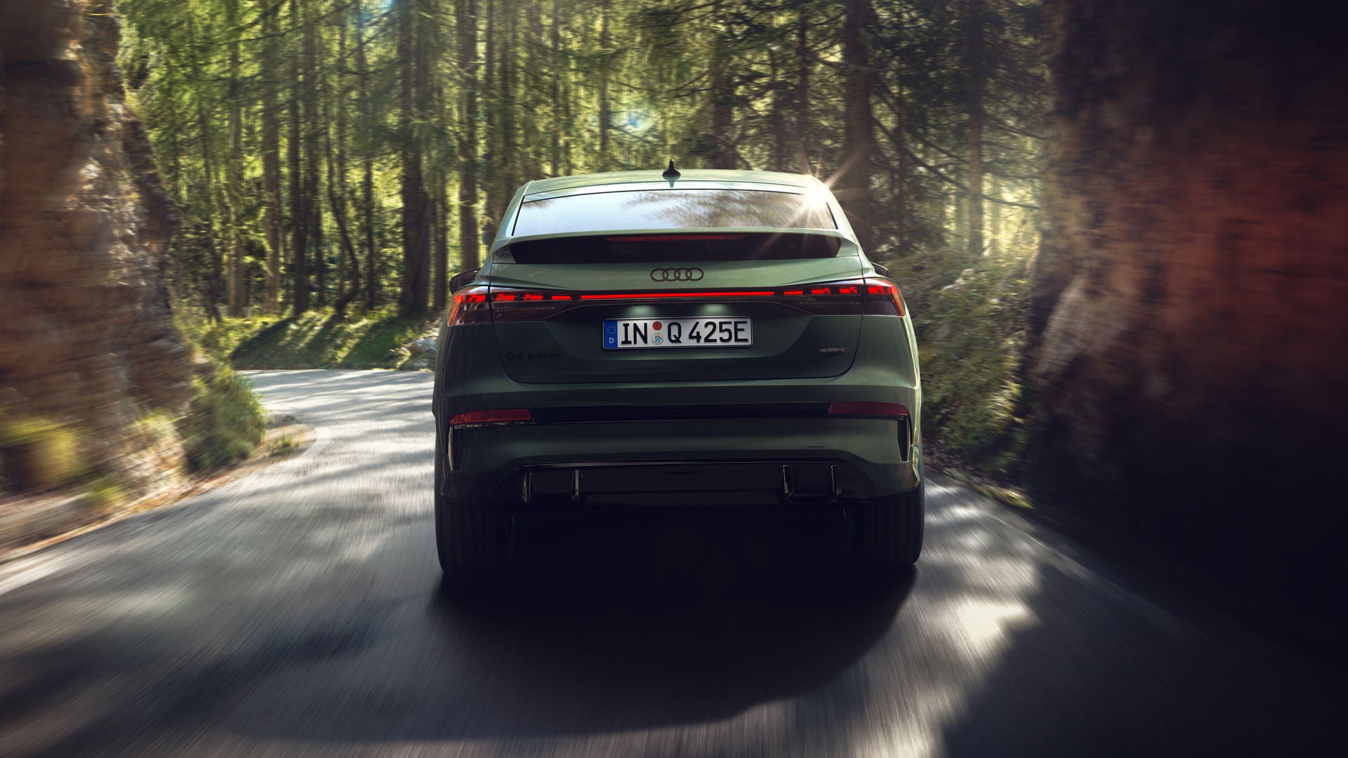 Vista anteriore dell’auto elettrica Audi gamma e-tron lungo una strada