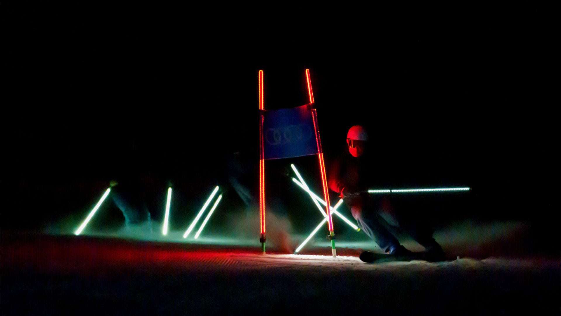 Foto de esquiadores iluminados con palos en la e-tron ski night de Audi en Baqueira Beret. 