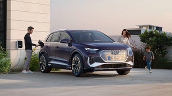 Blauer SQ8 Sportback fährt auf einer Straße