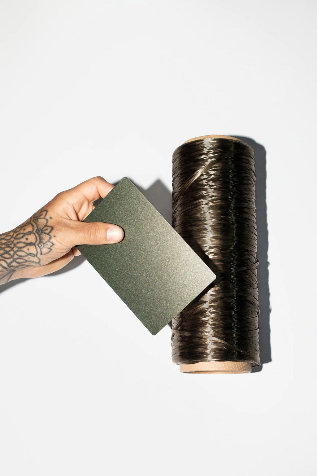 Basalt-Faserrolle und Lacktafel auf einem Tisch.