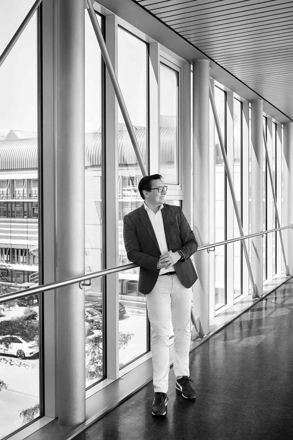 Giorgio Delucchi stojący na zadaszonym moście i patrzący w dal.