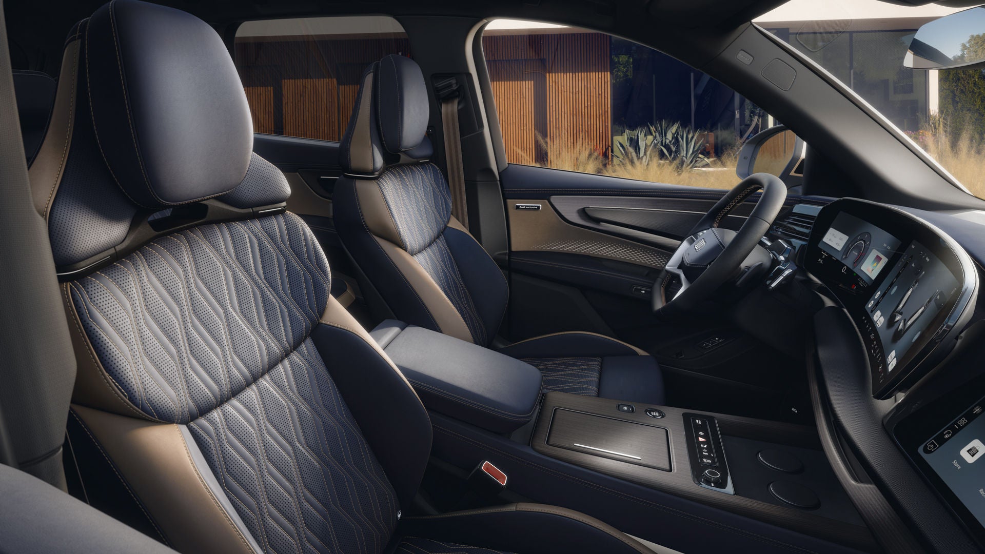 Vue depuis la vitre côté passager sur l'habitacle du SUV Audi Q7, mettant en avant le pack design Audi exclusive en bleu Baïkal/or néodyme.