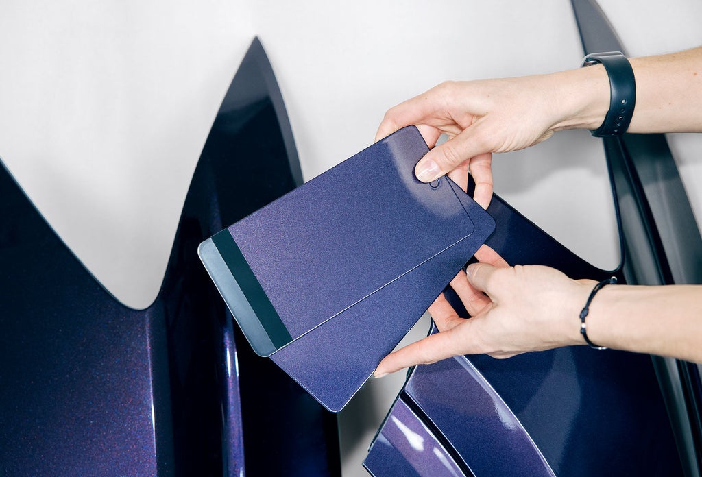 Die neue Lackfarbe “Auroraviolett” des Audi Q4 e-tron ist an Materialmustern zu sehen.