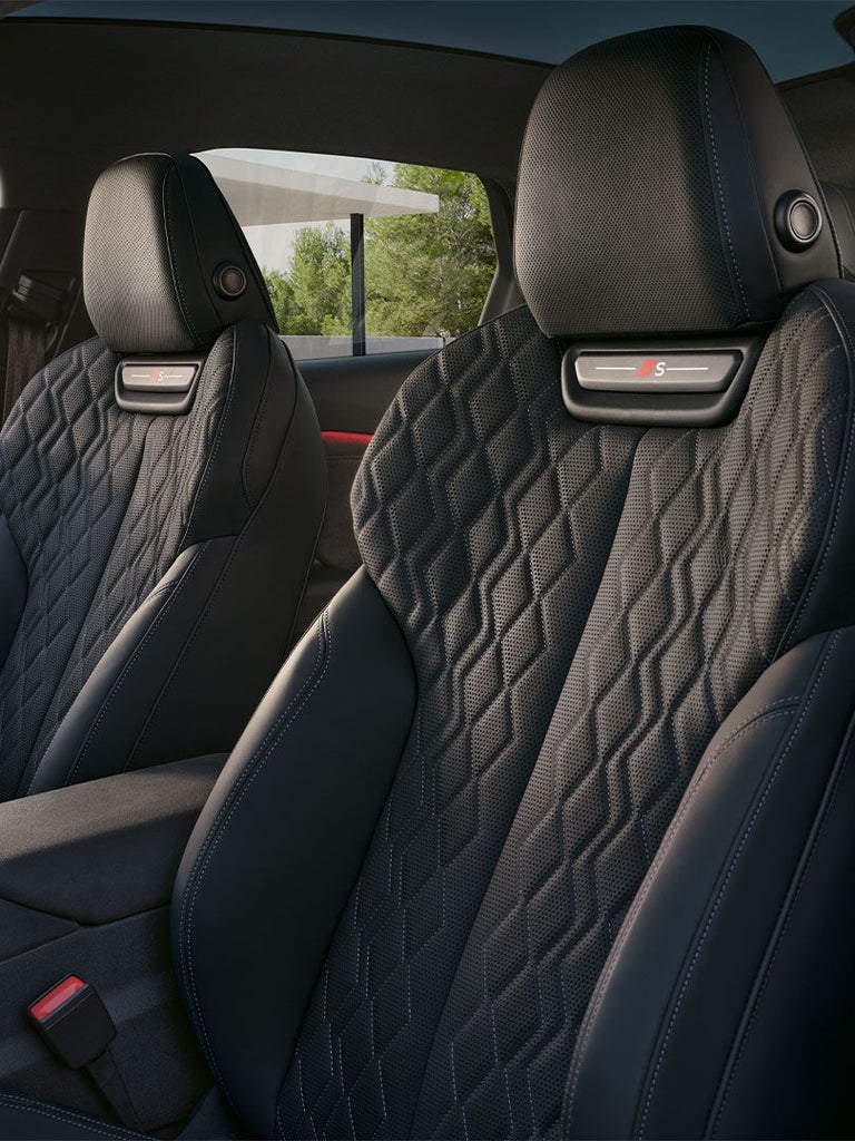 Schwarze Vordersitze mit Rautensteppung und „S“-Logo in einem Audi S6 Sportback e-tron.