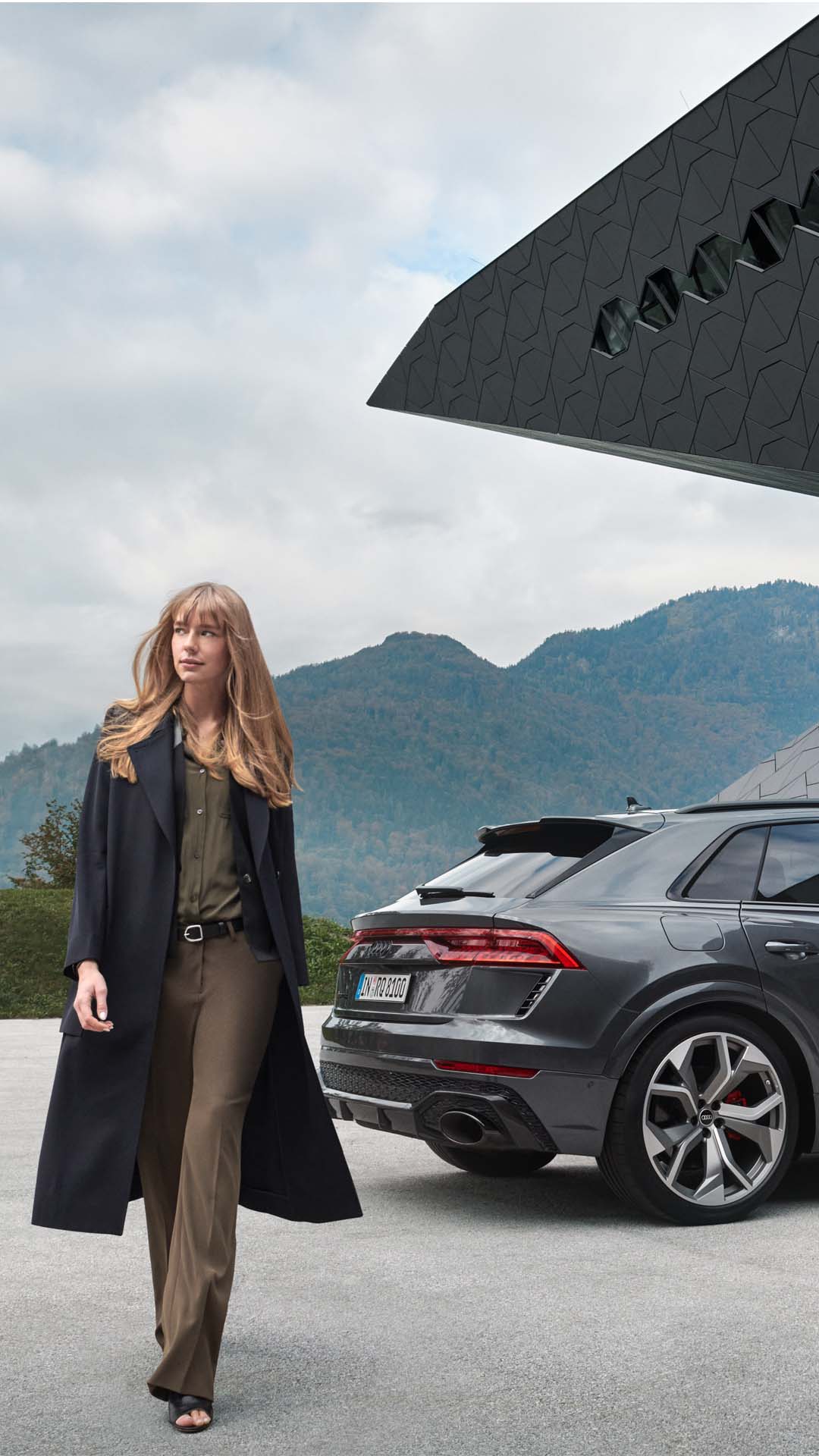 Rear view of the RS Q8 with model