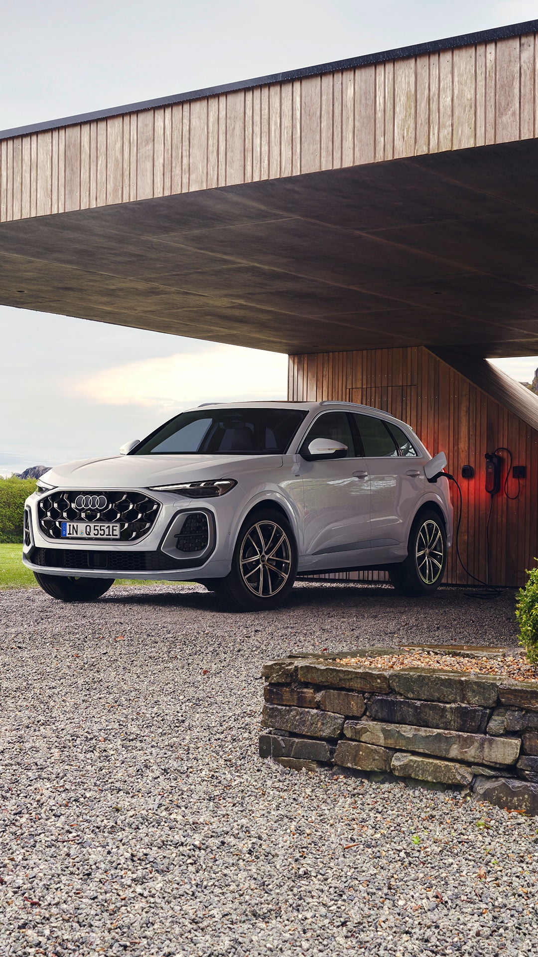 De nieuwe Audi Q5 e-hybrid onder een carport