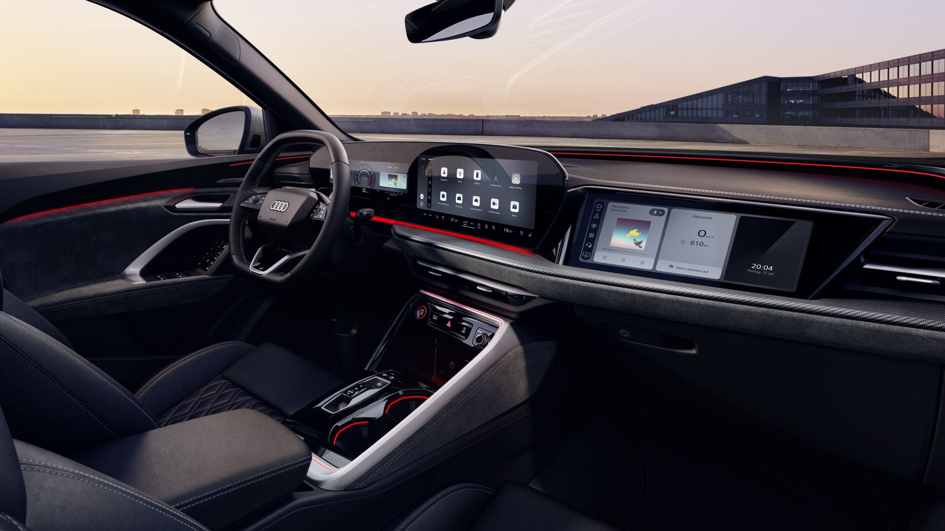 Blick durch das Beifahrerfenster in das Cockpit des SQ5 SUV. Zu sehen sind unter anderem das Panoramadisplay, das MMI Beifahrerdisplay, sowie die rote Ambiente Beleuchtung.