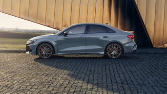 Een grijze Audi RS 3 Limousine