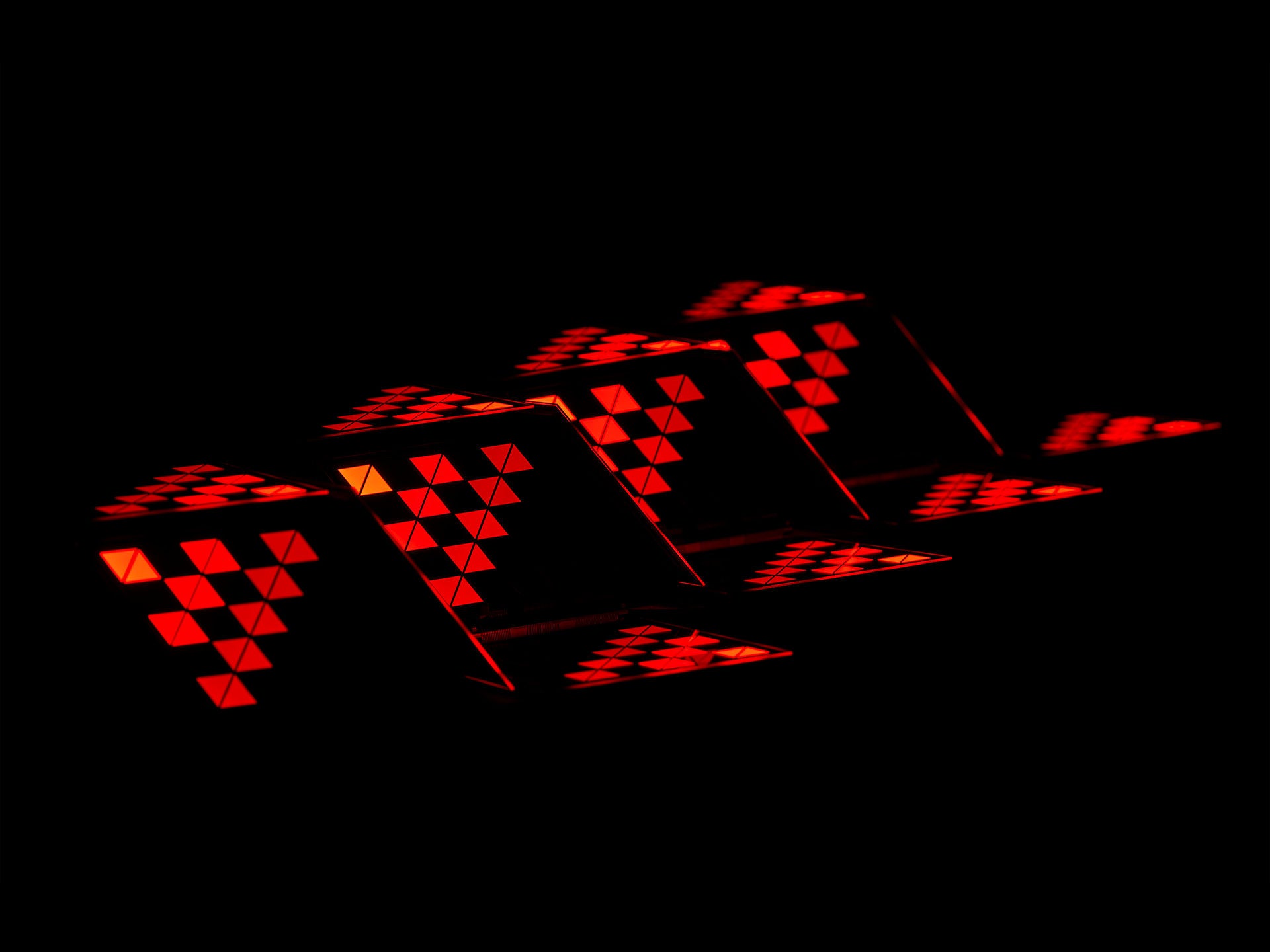 Dreieckige Muster von LED Rückleuchten auf schwarzem Hintergrund