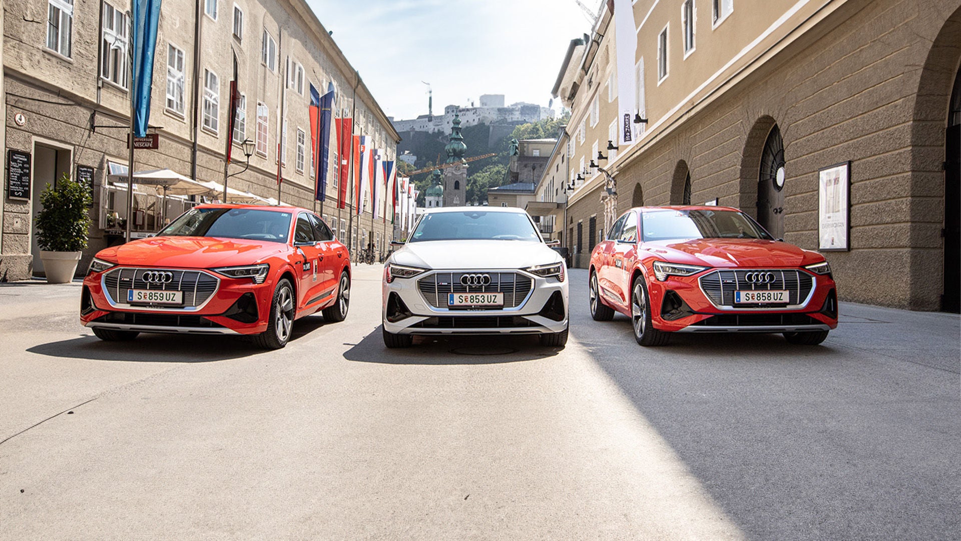 Drei Audi nebeneinander auf der Straße.