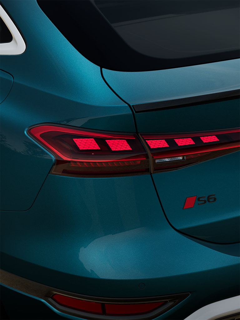 Heckansicht eines grünen Audi S6 Sportback e-tron mit leuchtenden LED-Rückleuchten und gut sichtbarem Kennzeichen.