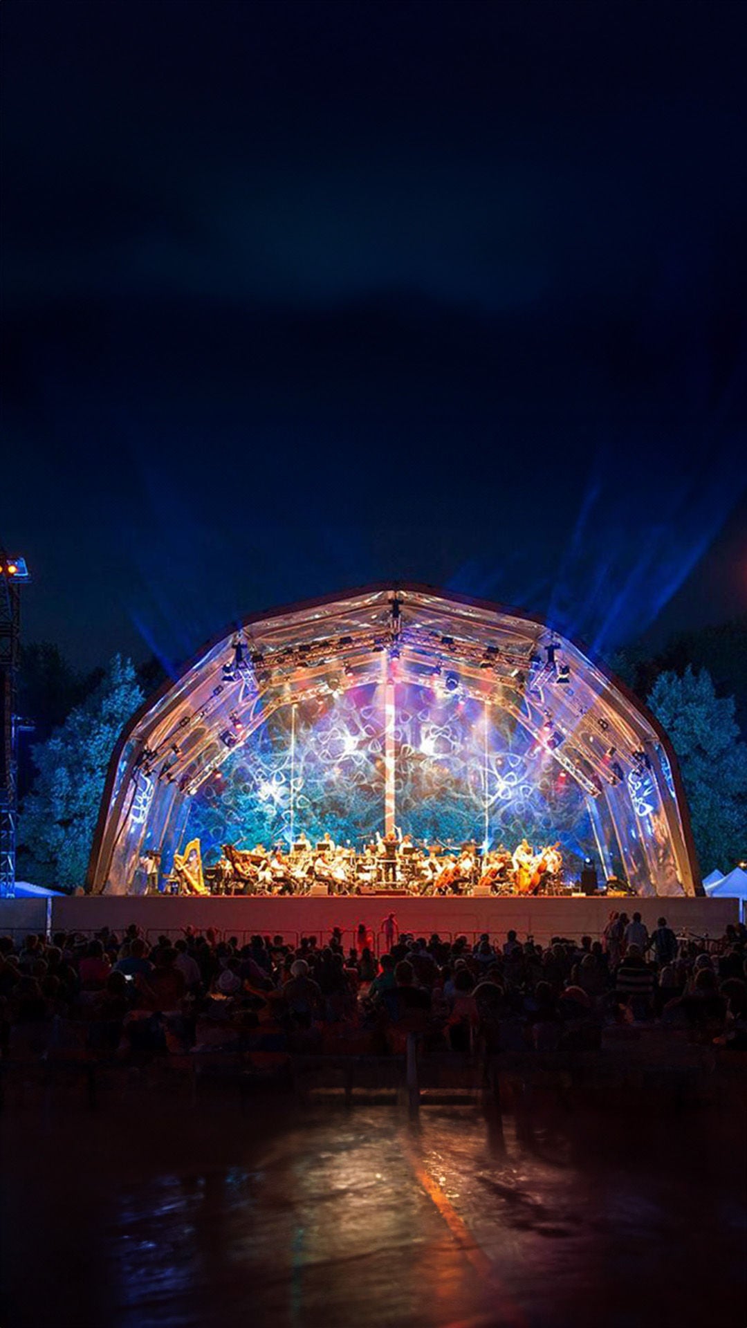 Bunt beleuchtete Bühne bei Nacht.