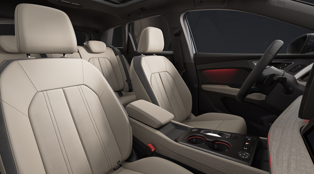 Een blik op het interieur van de Audi Q4 SUV e-tron, met de cockpit, de voorstoelen en de achterbank. Het interieur combineert op elegante wijze design en functionaliteit: verfijnde oppervlakken, strakke lijnen en digitale precisie zorgen voor een inspirerende omgeving.