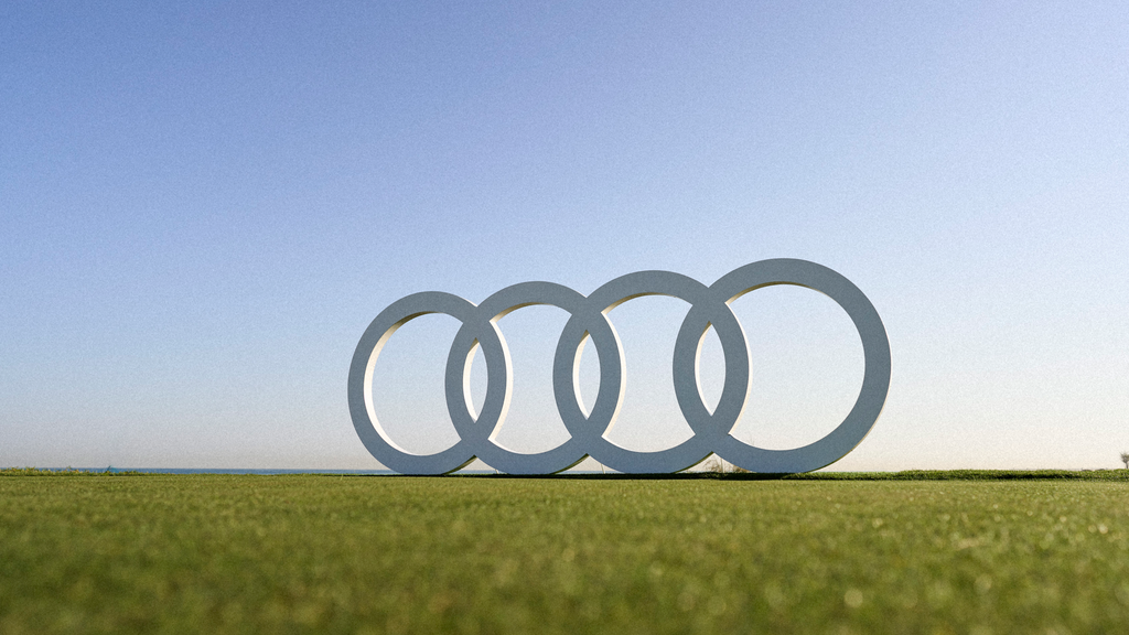 Et Audi logo på en golfbane