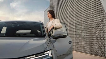 Foto del manual del vehículo de un Audi. 