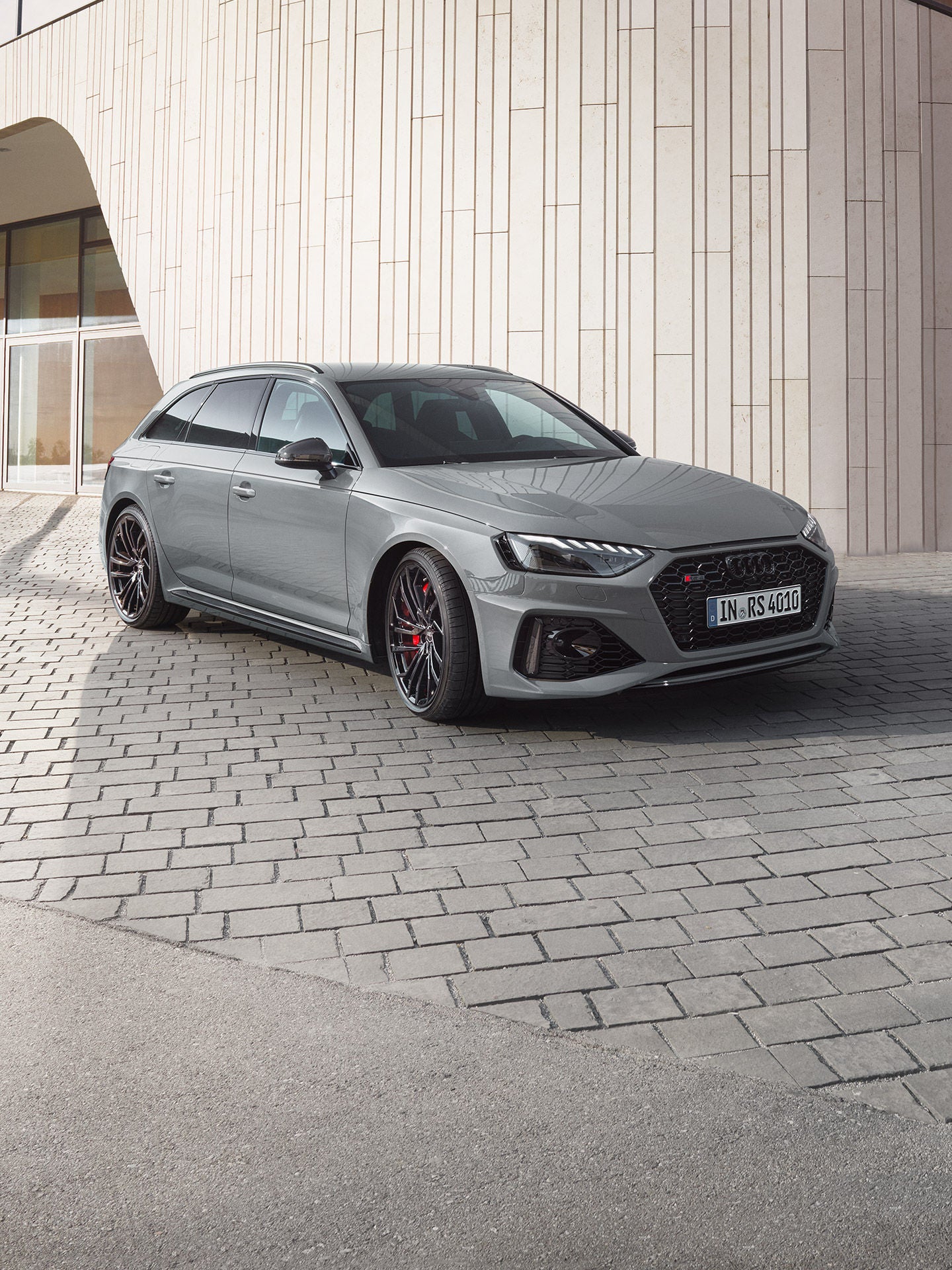 Side View Audi RS 4 Avant