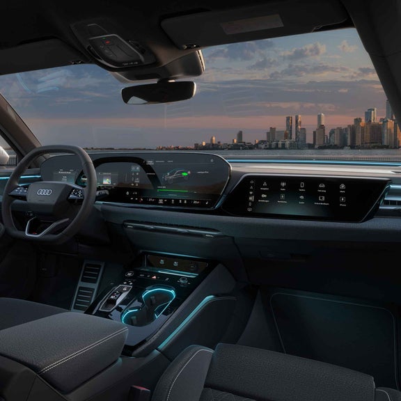 Audi A5 Limousine Innenraum Ansicht des MMI Displays. Seitliche Ansicht