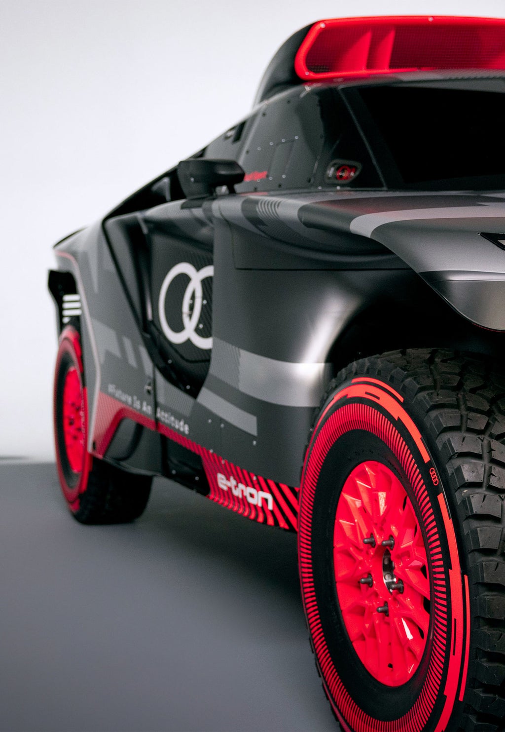 A front view of the Audi RS Q e-tron{ft_rs-q-e-tron}.