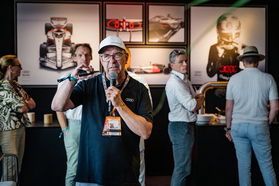 Intervenant Audi prenant la parole devant les invités dans l’espace hospitalité du F1® Belgian Grand Prix 2026 à Spa-Francorchamps