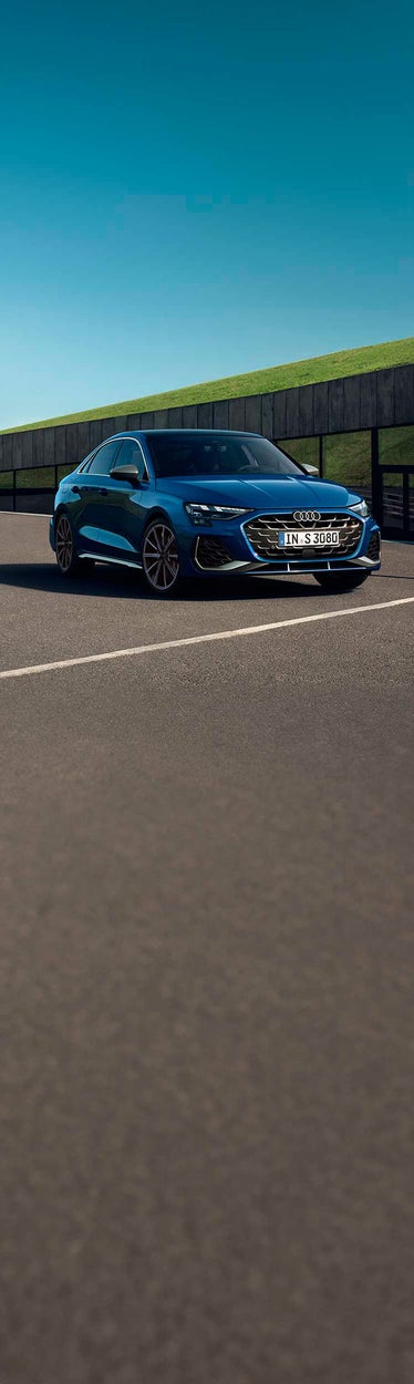 Audi S3 azul Sedán estacionado.