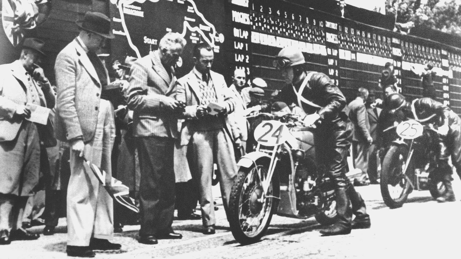 Das Foto zeigt ein DKW-Motorrad.