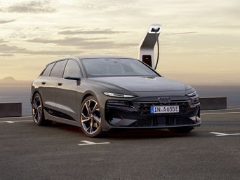 A6 Avant e-tron står parkerad vid en laddstation.