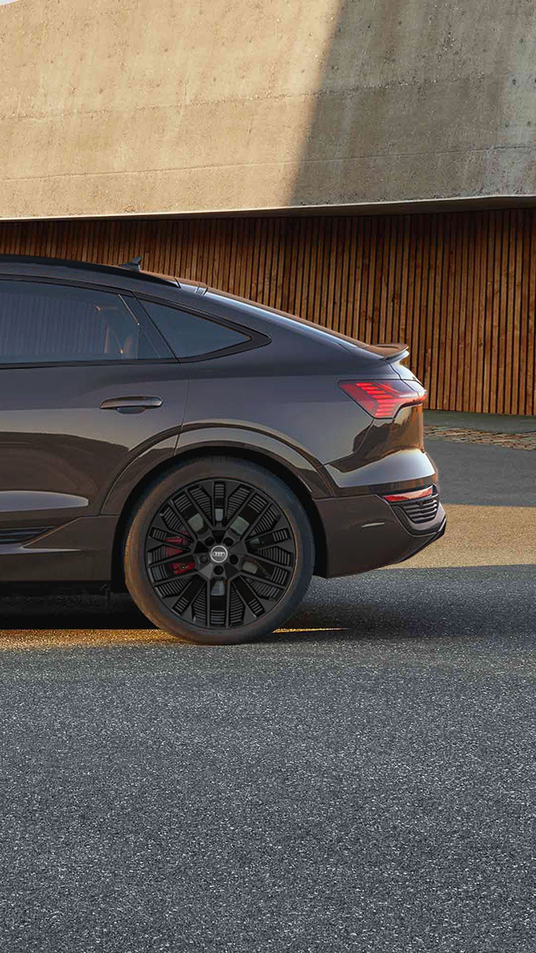 Side view Audi Q8 e-tron