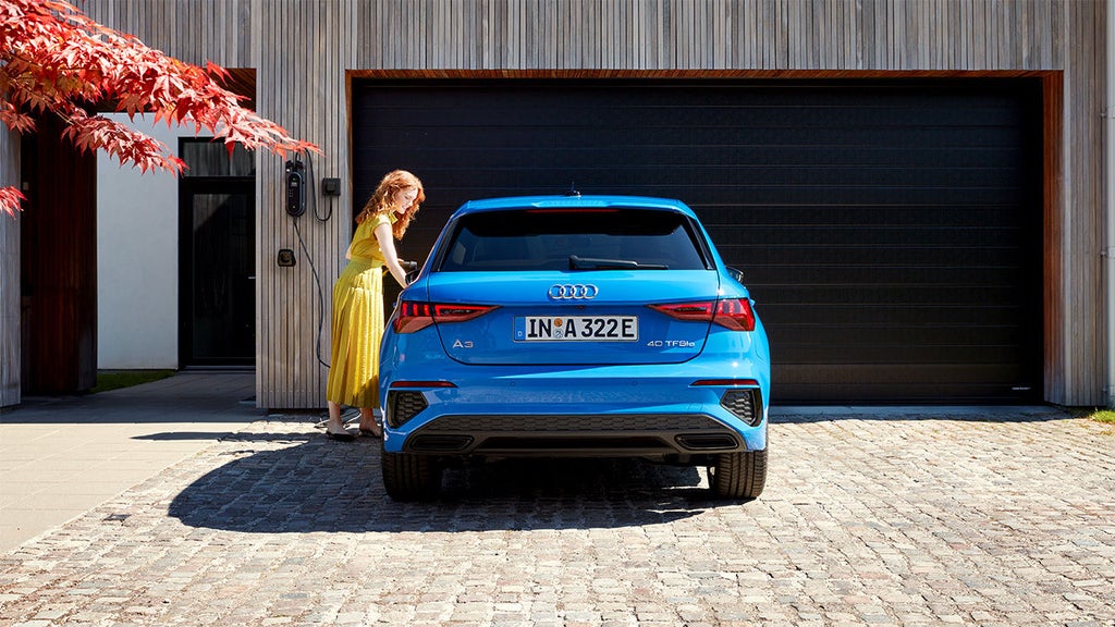 Foto de un coche híbrido eléctrico de Audi. 