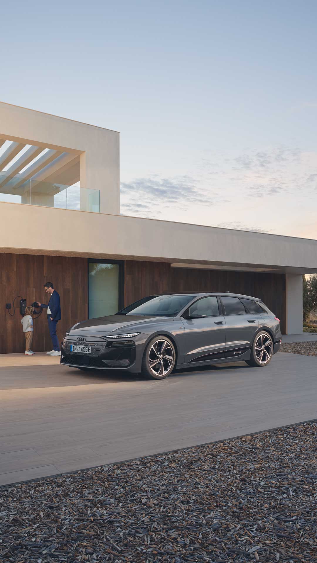 De A6 Avant e-tron  geparkeerd op een kustweg