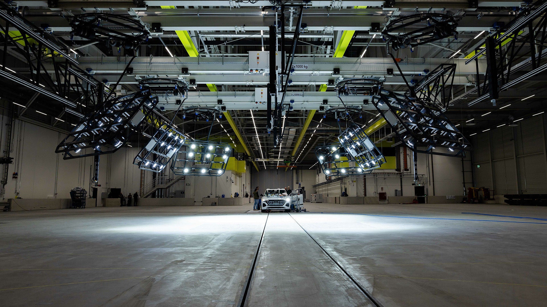 Weißer Audi in einer großen Testhalle unter spezieller Beleuchtung
