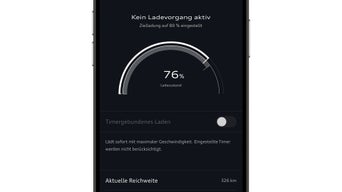 Smartphone zeigt 68 % Batteriestand und 394 km Reichweite für Audi Q8 e-tron sowie Fahrzeugfunktionen.