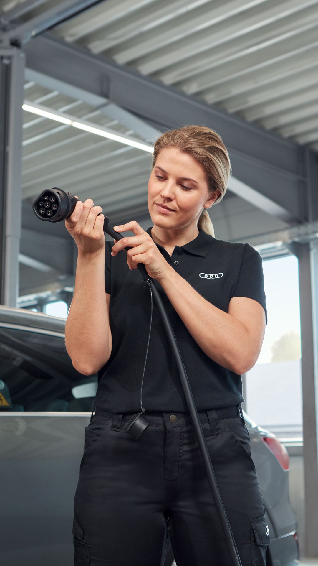 Frau repariert Elektrostecker