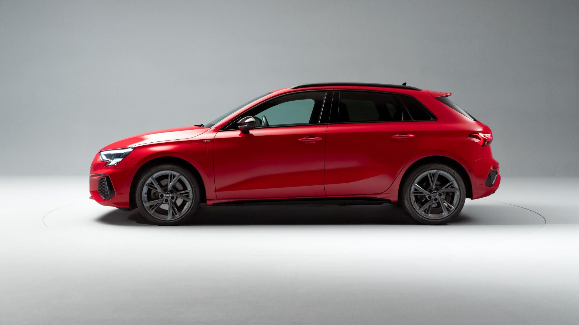 Vue latérale d'une Audi A3 Sportback.