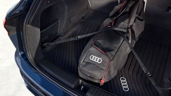 Audi Skitasche im Kofferraum eines Audi Fahrzeugs mit Gurten gesichert.