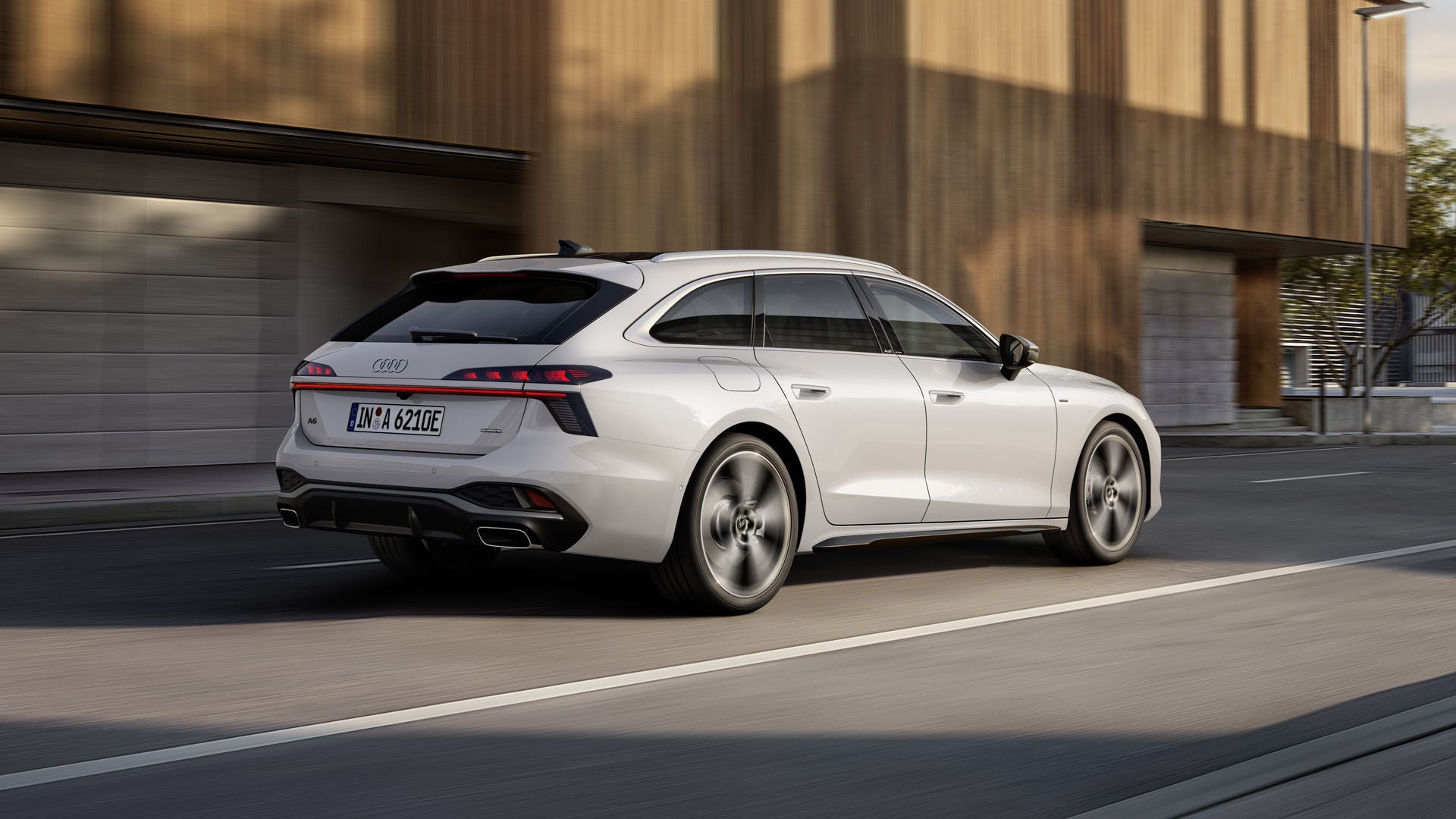 Vit A6 Avant e-hybrid kör på en väg