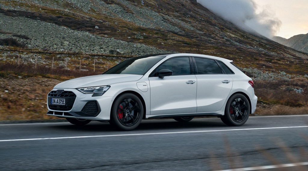 Der Audi A3 Sportback e-hybrid von der Seite auf einer Gebirgsstraße.