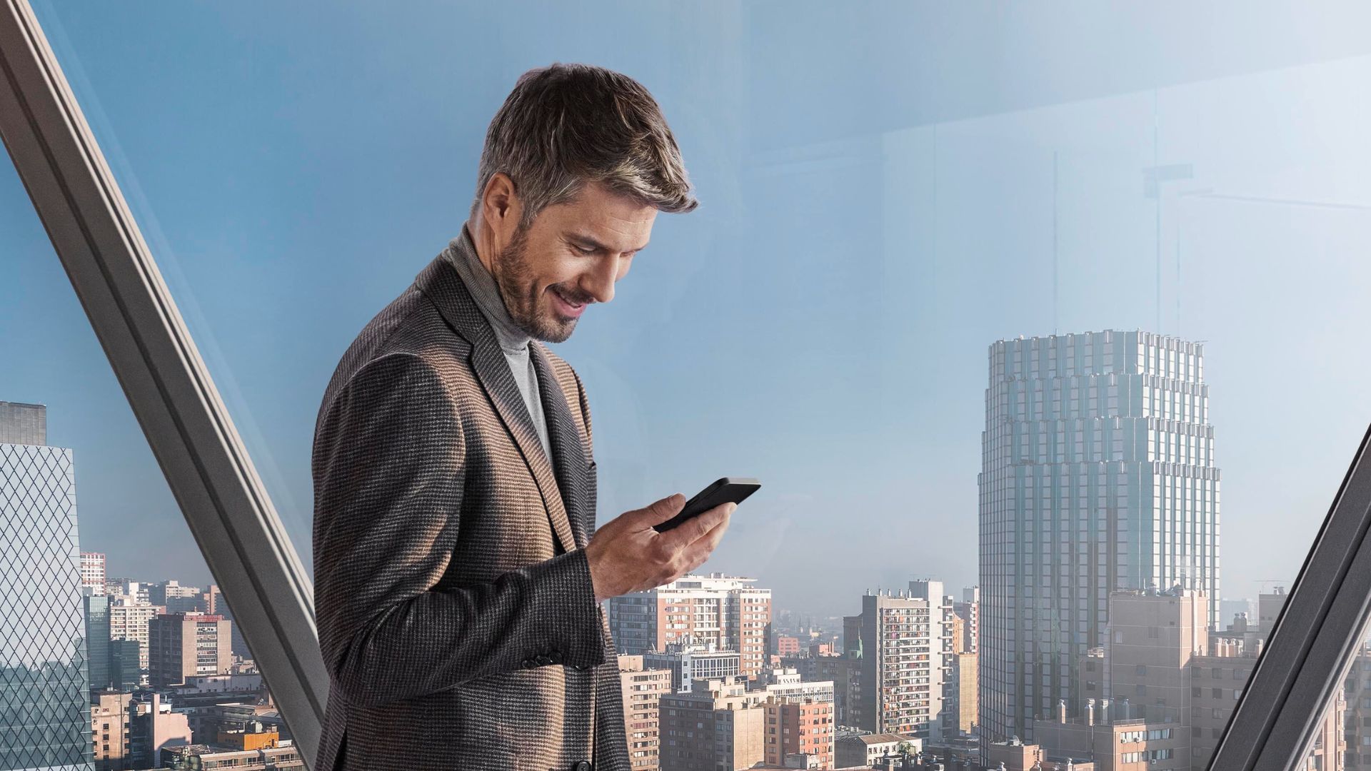 Mann schaut auf sein Handy