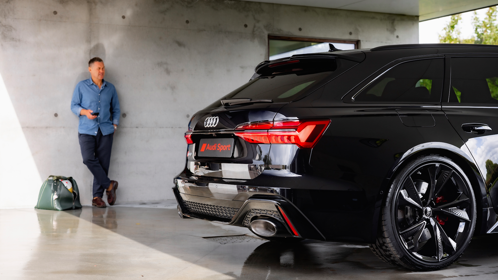 Tom Kristensen ser på sin RS6 