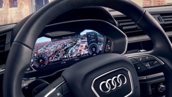 Navigationsansicht auf dem digitalen Tacho zeigt kurvige Straßen und Flusslauf in hoher Auflösung.