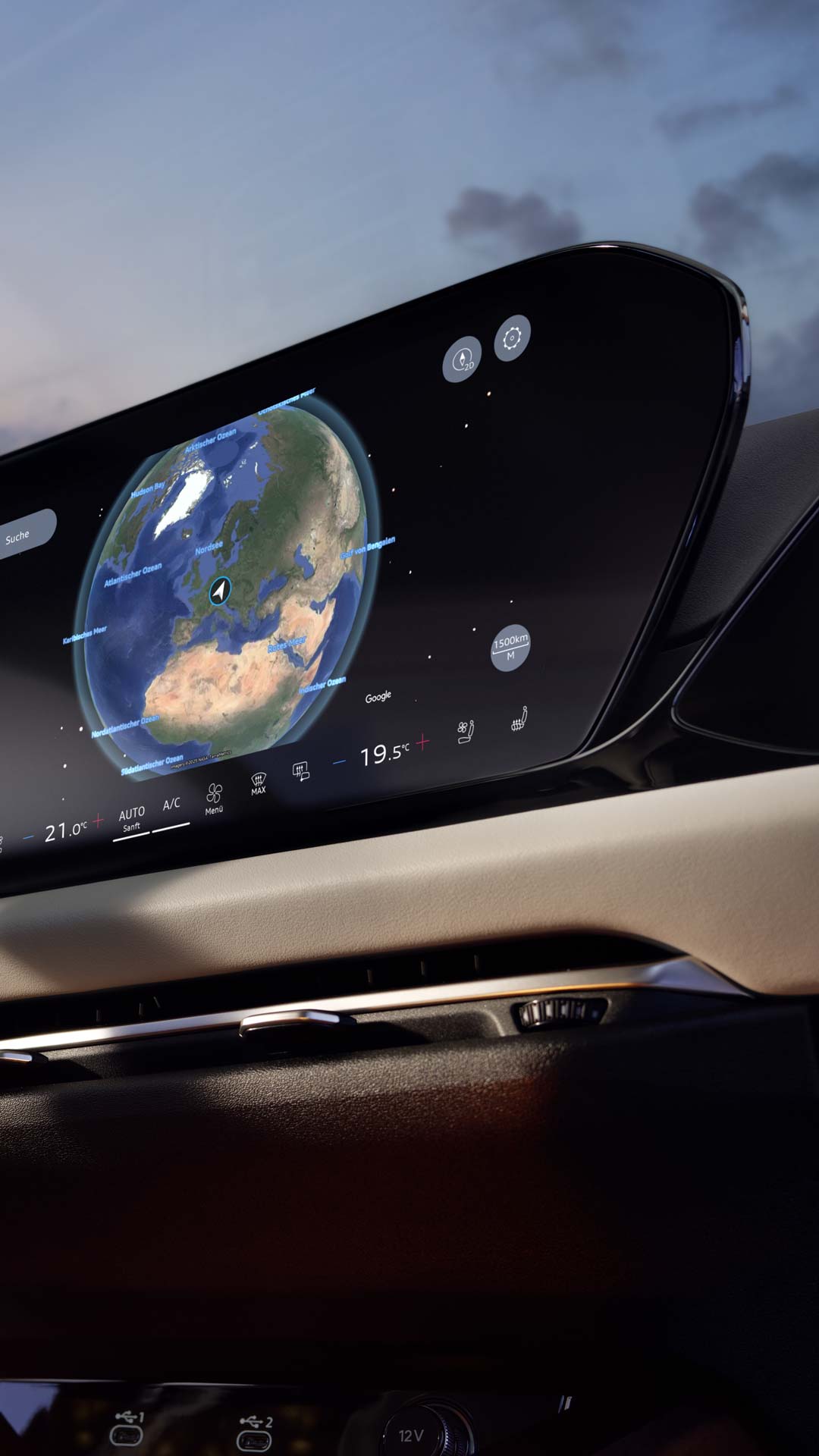 Digitales Audi-Cockpit bei Sonnenuntergang mit Navigationskarte, Musikplayer und Klimaanzeige auf einem großen Panorama-Display.