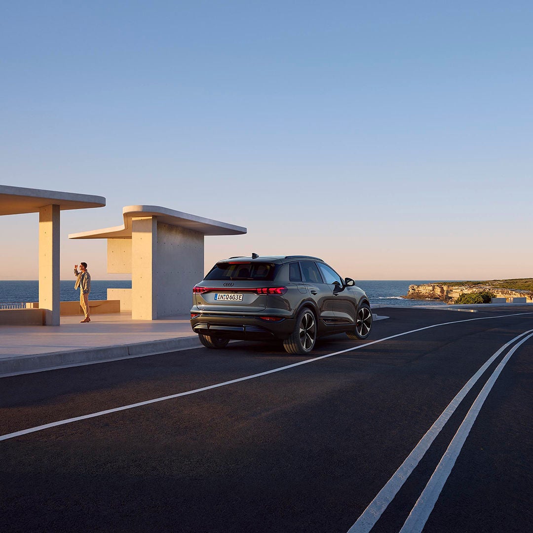 Heckansicht des Audi Q6 e-tron an der Ladesäule.