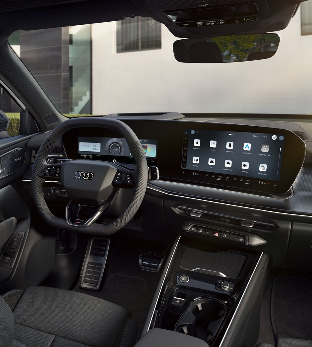 The cockpit of the Q3 SUV e-hybrid with a focus on the driver's instrument panel and the panoramic display.